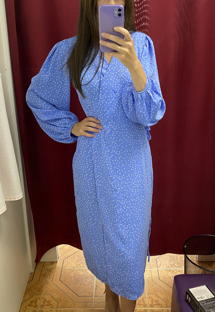 Платье отличное, село хорошо. Запахивается как халат. Гладила на 2ке, хотя на бирке написано на 1ке, но так очень долго проглаживалось. Стирку в машинке пережило (стирала в спец мешке на деликатной). Не состыковка только в составе, на бирке почему то хлопок, хотя в описании и на самом деле полиэстер.