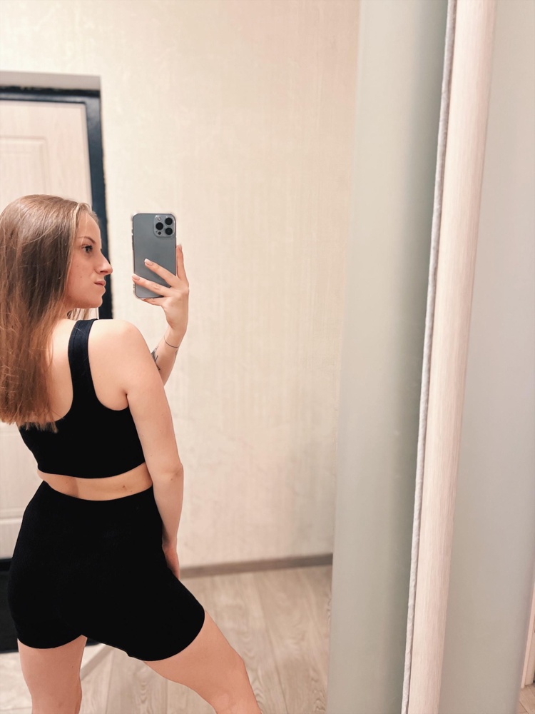 На мои параметры : 86-74-90 сел отлично, топ достаточно плотный с чашечками, что позволяет носить его без белья и даже с моей маленькой грудью смотрится и сидит красиво без белья 😅 чашки легки снимаются, ткань приятная к телу. 