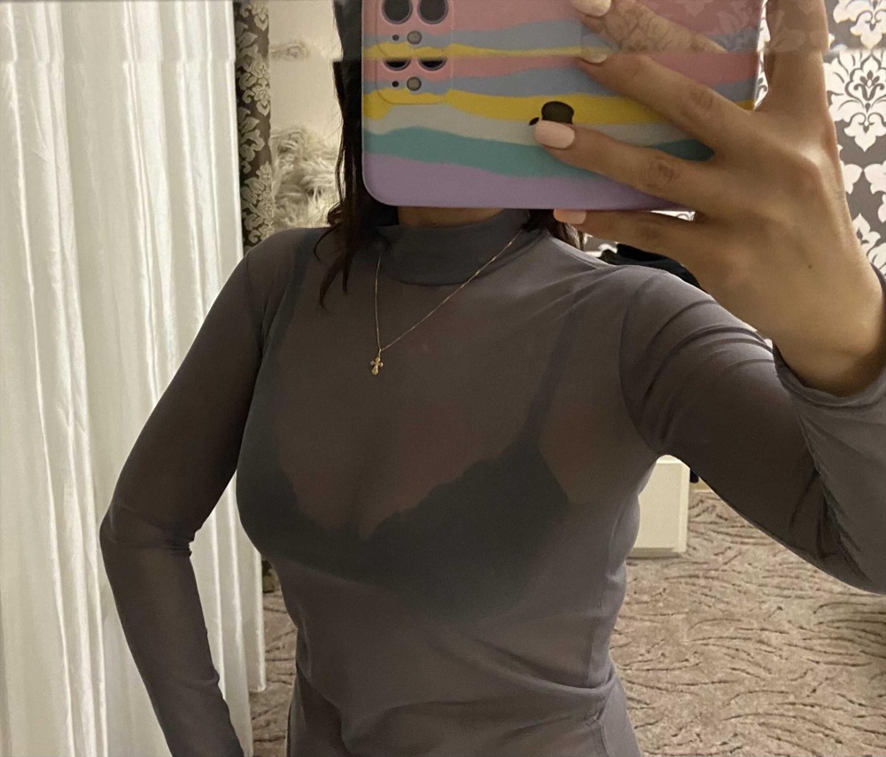 Отличная сетка, купила серого цвета , цвет как на картинке, на мой взгляд чуть в сторону фиолетового, гладкая. Ношу 46-48, взяла M/L, размер подошёл, рукав отличной длины на мой рост 164см. Брака не было , если не считать ниток , застроенных внутрь горловины , но они оказались сзади , поэтому не критично. 