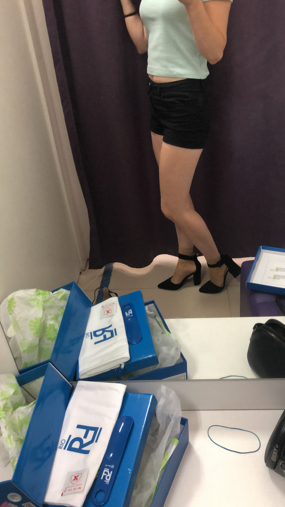 Туфли супер, не могла два года найти на узкую ногу и вот они подошли идеально на 22.5см, выглядят очень красиво , выбирала из двух моделей этой фирмы,обе модели супер, выбрала по каблуку) 