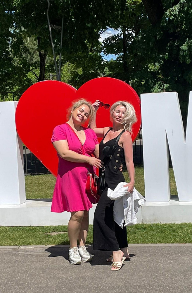 Моё любимое платье! Их у меня уже три!!! Первое чёрное заказала 2xl. Захотелось чуть поменьше . Два других заказала xl
Мои параметры 113-90-113
Может кому пригодится информация)