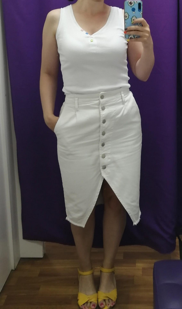 Ткань рубчик. На размер 46 (М) заказала в размер 46 М - села отлично. Соответствует описанию.