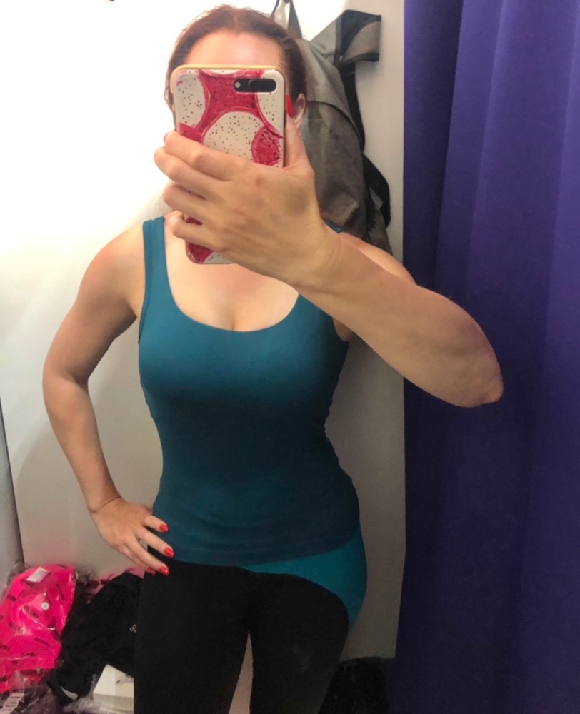 Плотная, приятная ткань, качественный пошив. Розовый очень яркий, изумрудный более темный, чем на фото в карточке товара и не такой яркий и насыщенный. На ОГ-84, ОТ-63 размер XS подошёл. 