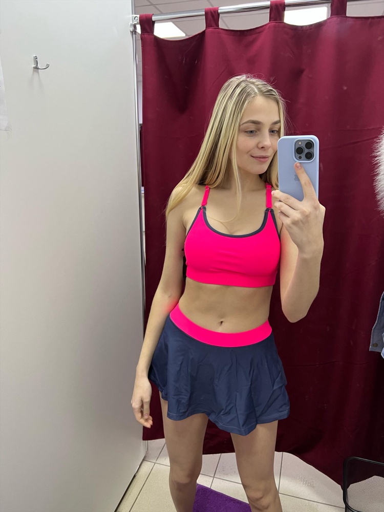 Чертовски яркий ! Удобный ) мне понравился. Купила для wakeboard катаний ) Брала размер 40 ) Цена хорошая, такой купальник очень давно искала ) 