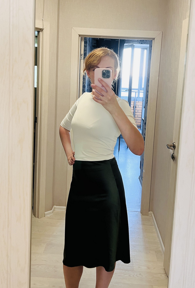 Замечательная юбка. Ткань плотная. Цвет соответствует картинке. На стандартный размер 44, взяла xxs, чтобы была не свободная, а по бёдрам