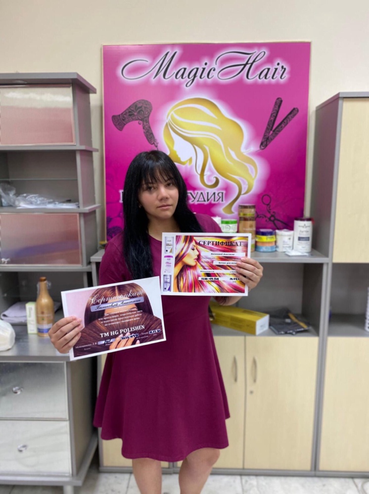 Красивое платье,в данном цвете не смотрится «дёшево» как многие пишут в отзывах. На рост 175 оно чуть выше колена,для меня длинное,буду подшивать. По размеру идеально подошло на 50-52,не жмёт ,не обтягивает. Ткань понравилась,не растягивается после стирки. Хочу такое же в чёрном цвете заказать.