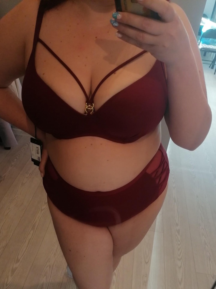 Достойный купальник, смотрится очень стильно.