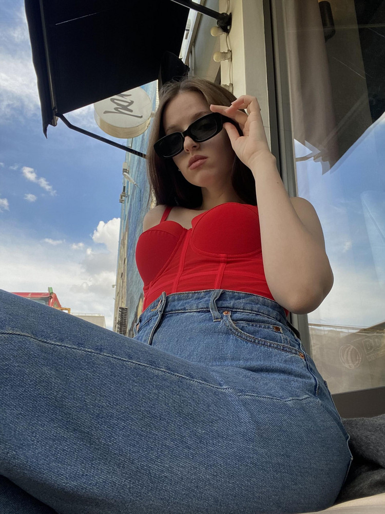 Просто обалденный корсет, выглядит шикарно, так еще и функцию корсета выполняет, взяла такой же черный