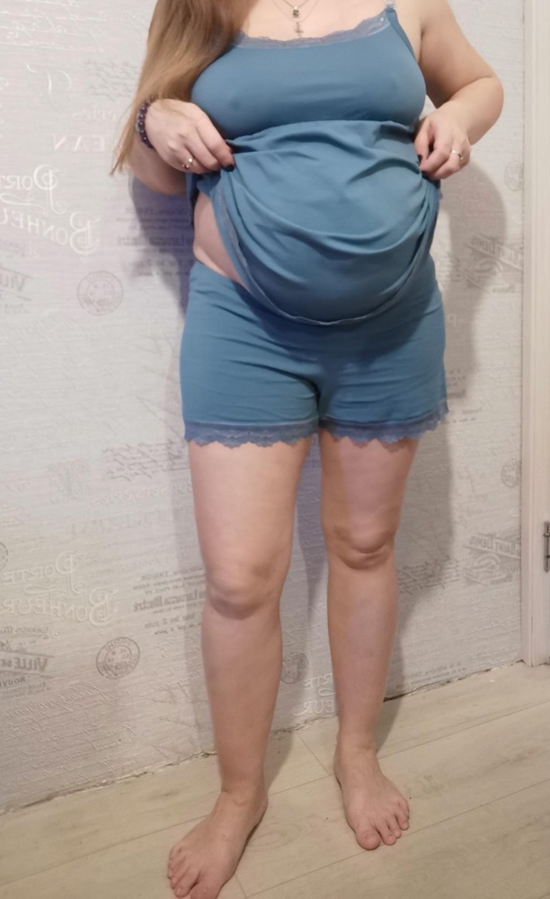 Смотрится дорого, хорошо пошит, качественный хлопок, рюши ровные и без затяжек. Размер 48, идеально.