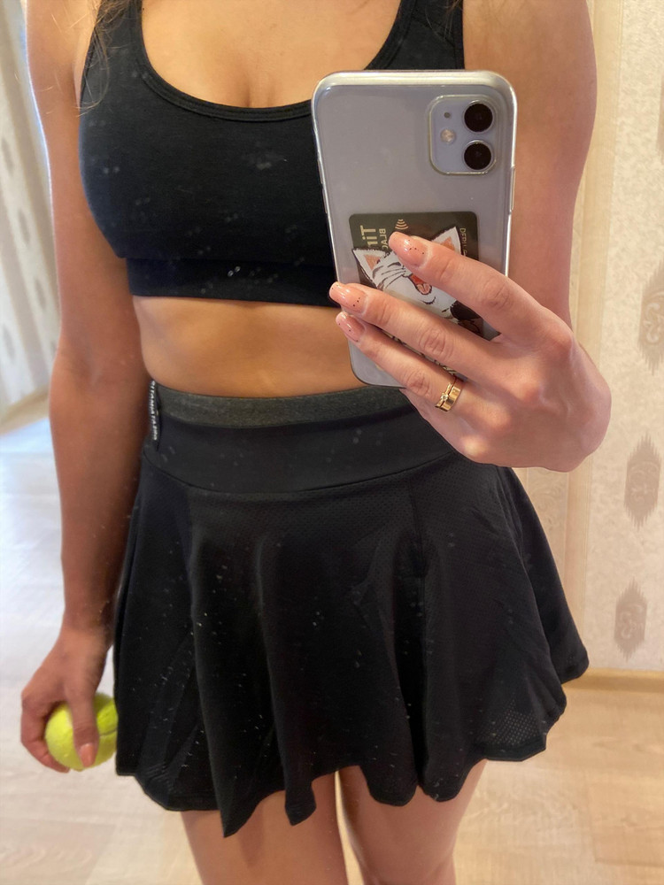 Прекрасная юбка, на ОБ 90 размер s сел идеально. Нигде не давит, не перетягивает. Сама юбка в мелкую сеточку. Послезавтра буду тестить на корте. Рост 162 см если что) 