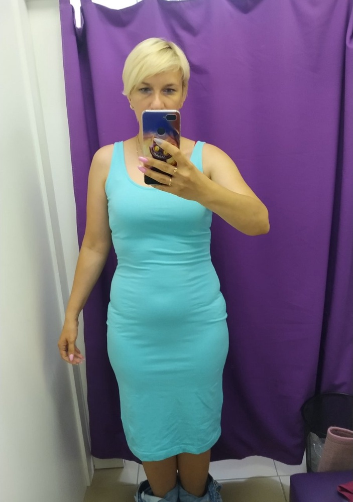 Платье хорошее, слегка маломерит(на мой взгляд, сильно обтянуло), но взяла, очень понравилось. При росте 170см колено прикрыто. Приобретенный размер на росс.48-50(см.фото)                                             К покупке рекомендую