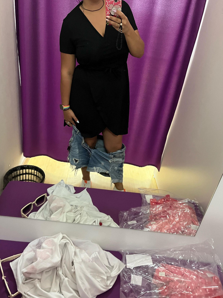 Выкупила за 1554р на мои параметры ОГ 98 ОТ 88 ОБ 111 заказала размер 50 .как по мне ,оно село идеально ,легкое летнее платье ,я довольна покупкой ))