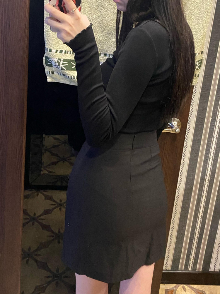 Юбка прекрасная мои параметры 80 61 94 рост 174 и в талии немного большая,но мне так даже нравится не настолько сильно облегает как облегала бы S . На фото выглядит немного хуже из-за света,в жизни сидит хорошо и особо не просвечивает,ткань в меру плотная и тянется 