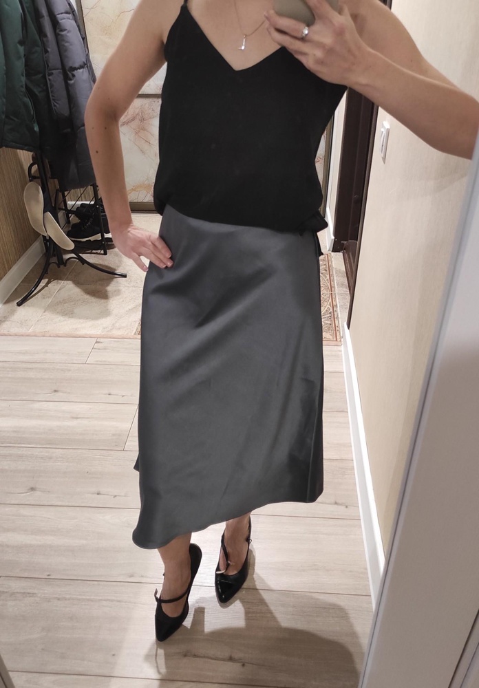 Хороший пошив, качественная тяжёлая ткань, зацепок быть не должно, сама от себя не электризуется, струится. мне нравится, на параметры 84*65*84, рост 160 взяла xs-как раз, но только-только, запаса в талии нет