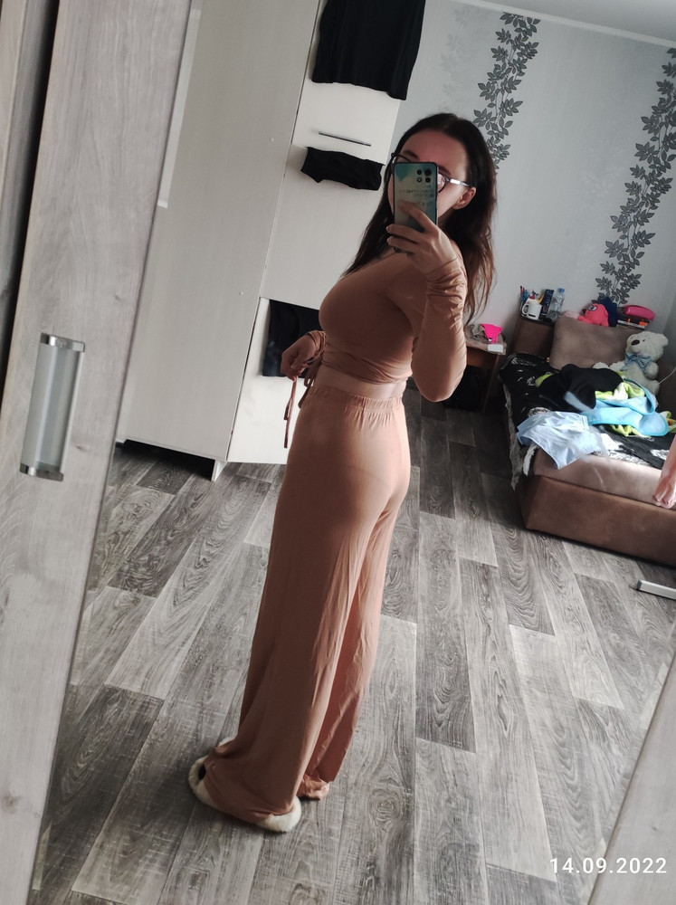 Потрясающий костюм! Очень мягкая приятная ткань, параметры 90-63-90, рост 162, размер 44 отлично сел. штаны длинные, отнесу в ателье, сделают короче:)