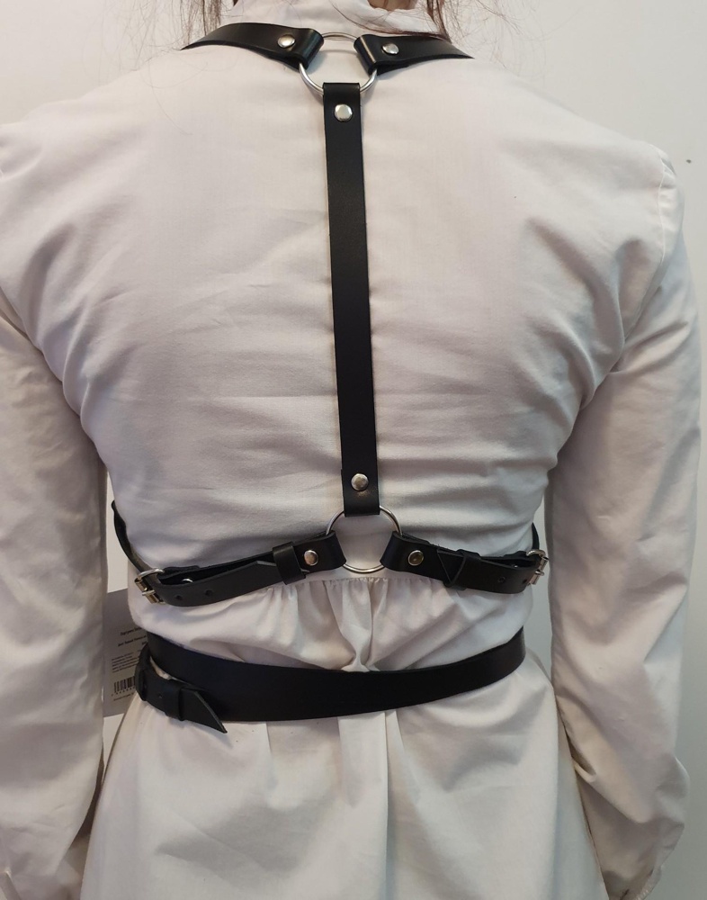 Портупея понравилась. Плюсом считаю наличие на длинном ремешке вокруг талии двух шлёвок, минусом - сыпучесть материала на внутренней стороны. Вцелом, вещь показалась достаточно качественной и продуманной в мелочах и дизайне.