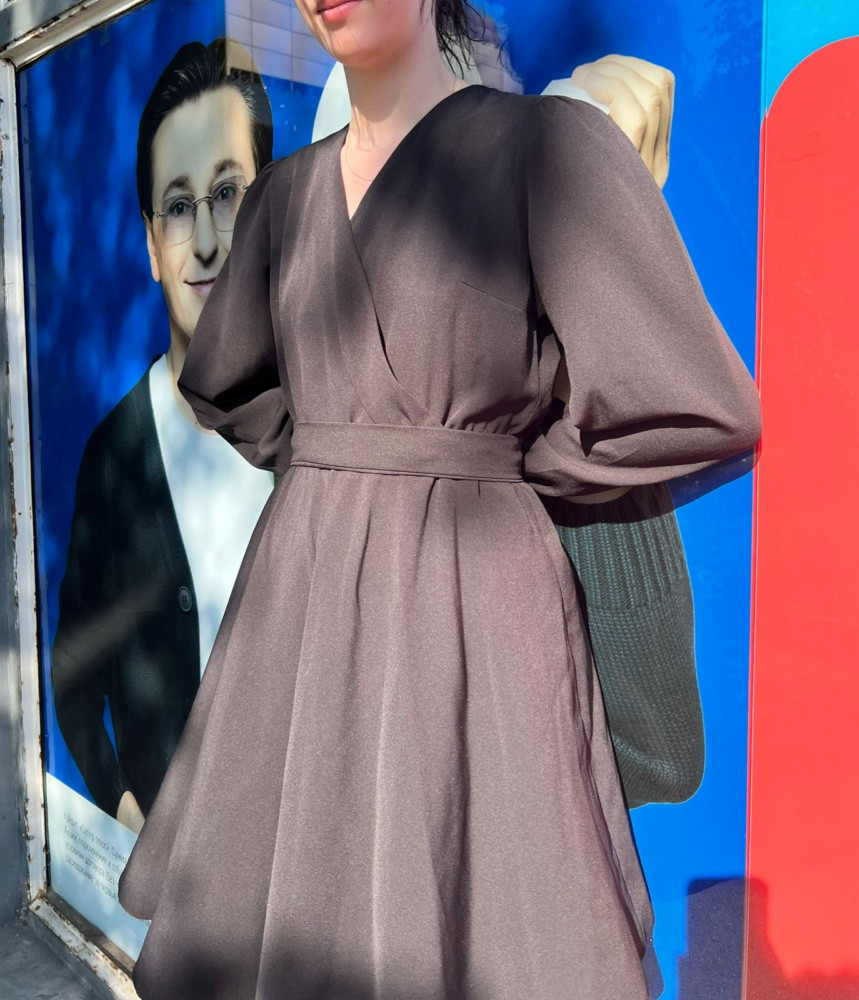 Брала по таблице размеров и подошло, размер соответствует. Швы ровные, нитки не торчат. Село шикарно.