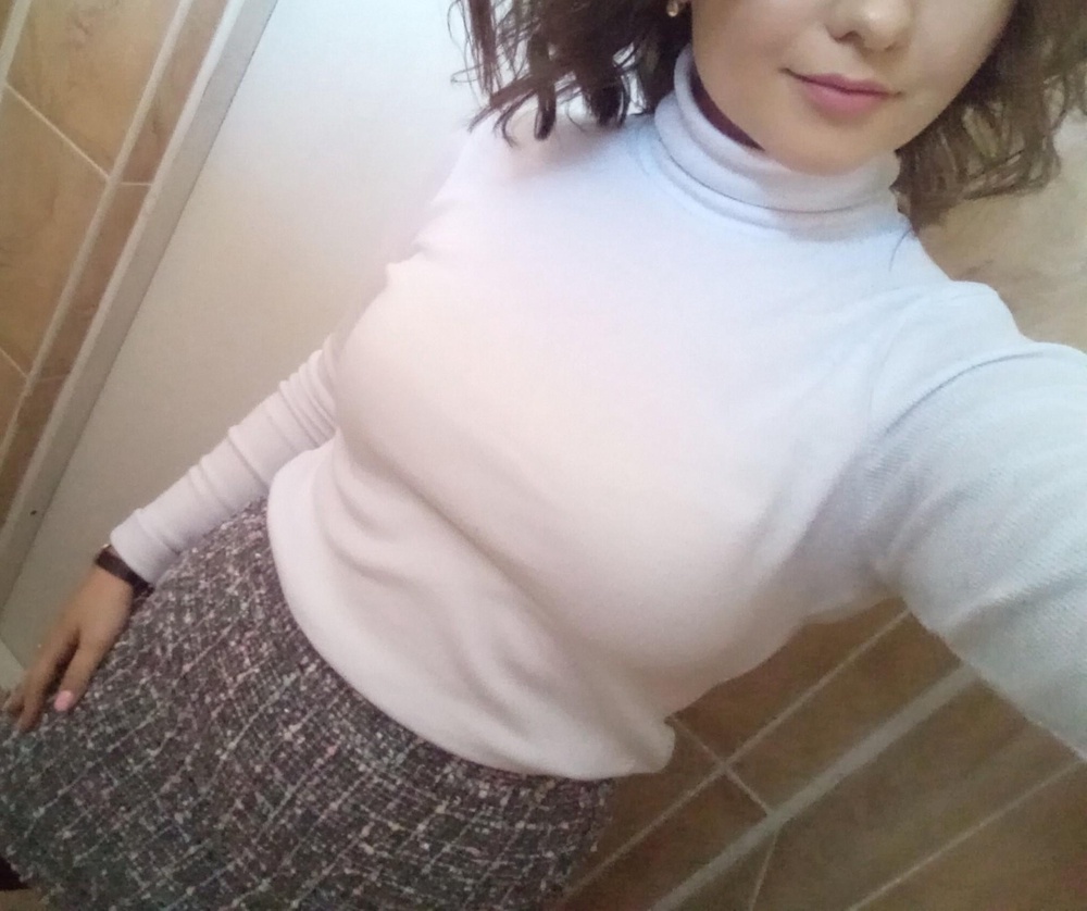 Обычная водолазка, хлопок. Не восторг, но пойдёт. По размеру будьте внимательны, на мой 44 подошёл 48-50! Маломер!!!