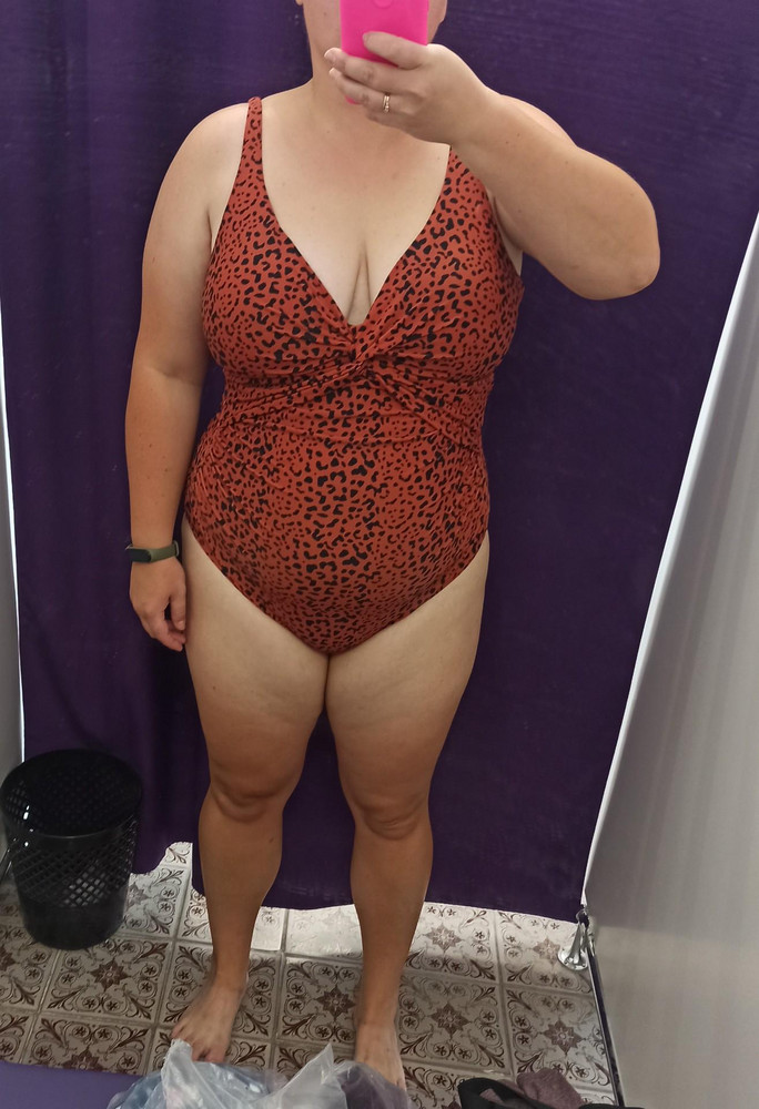 Хороший. Не понравилась линия декольте, как-то некрасиво легла, без поддержки совсем. Мой размер 56-58, чашка 90G, рост 169см.