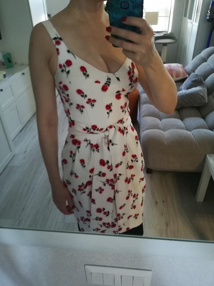 Безбожно жмёт в груди, талия нормально. Перезаказала бы на 44, но нет в наличии( параметры в карточке. 