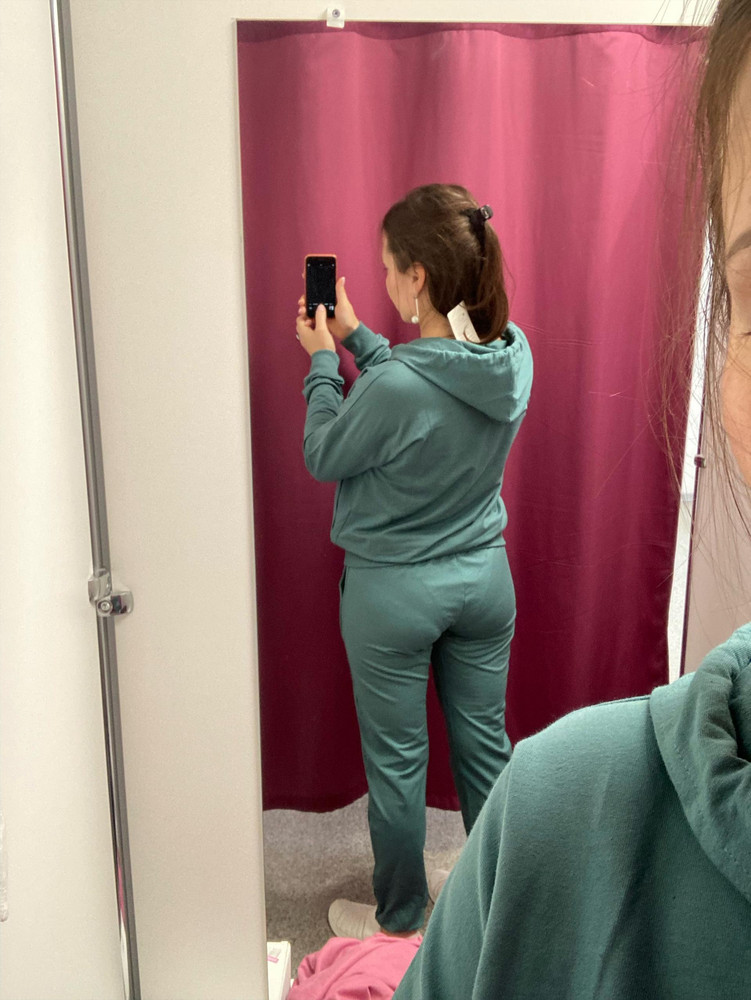 Костюм предназначен на высокий рост на 165 длинноват в штанах, но если подвернуть , то нормально, очень некрасиво сели штаны спереди. Костюм синтетический, пока мерила вся вспотела, и ощущения покалывания на теле, о-ве неприятно-поэтому Возврат! 