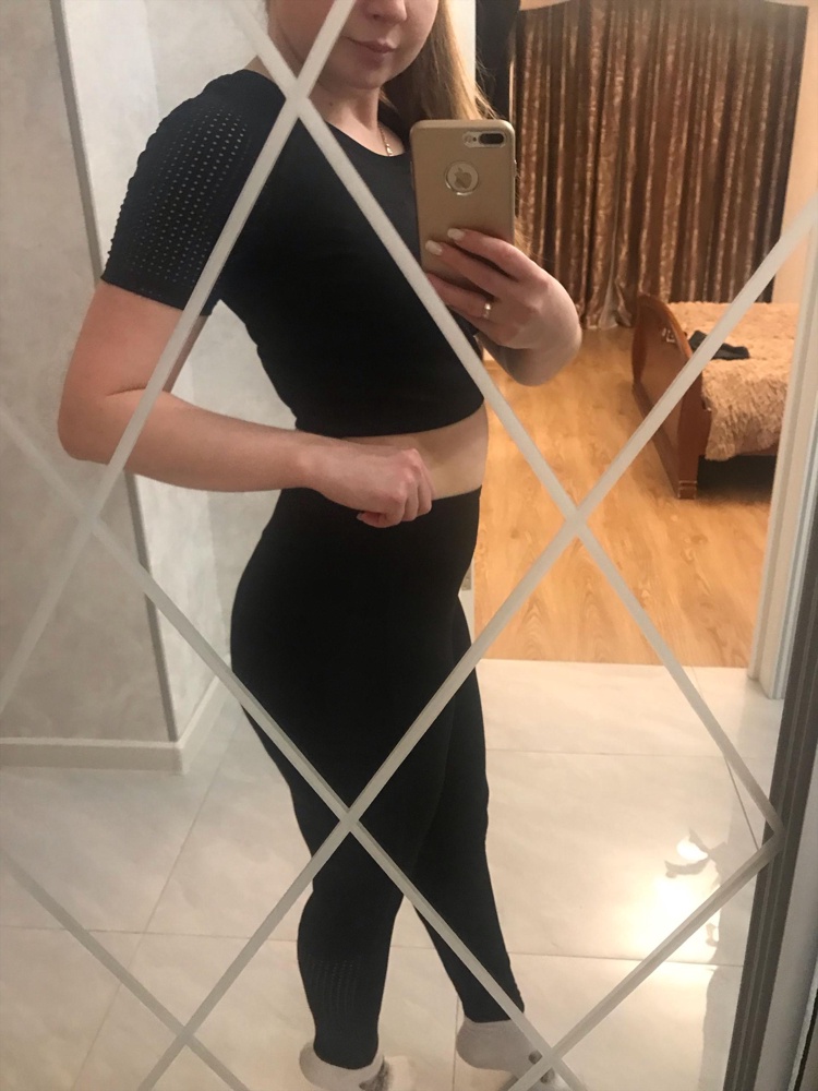 Я в восторге!!!! Он классный! Все сшито идеально!!! Ношу 44-46, костюм заказала s и м, подошла M-ка. S-ка маловата. Хотя разница у них не особо сильная. Соответствует размеру. На топе снизу резинка, не задирается при поднятии рук вверх. Резинка плотная, живот утягивает. Мне очень нравится. Не сковывает движения!!! Одела и снимать не хочу. 