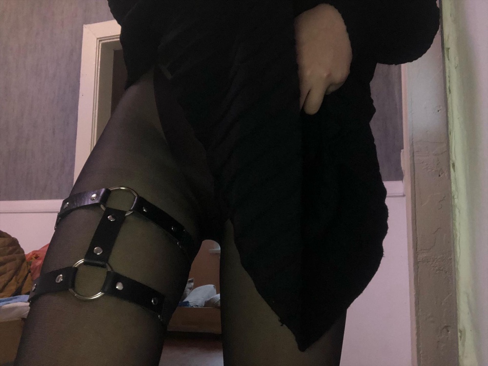 Даже на колготках держится хорошо)