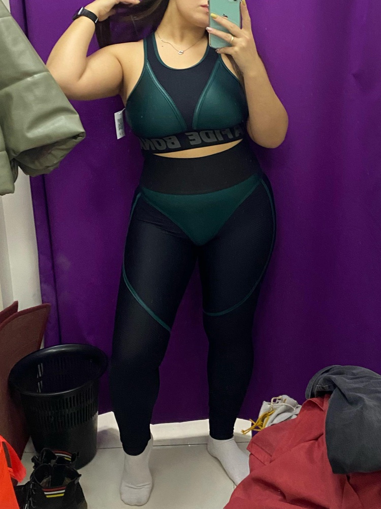 Я пока в нем не тренила. Думала, что ткань будет плотнее , но меня устроило в целом. Переживала, что будет видно целлюлит и все вот прилегающее. Ткань из пористого материала по типу крупной сетки. Чуть просвечивает (носите стринги, дамы) мой объём в бёдрах 111 см 😅 знаете, я думала будет хуже 😸 постараюсь ещё фоток выложить