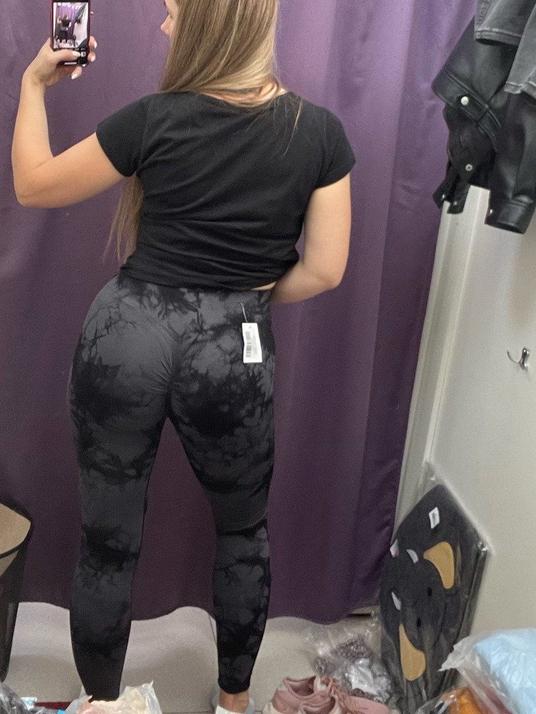 Сначала заказывала жёлтые, к сожалению на мой 44-46 показалось что полнят, заказала серые, и вот их выкупила, сидят удобно, сзади шов немного непривычно, сбористый такой, я его ощущаю и он меня напрягает, но надеюсь что привыкну. Размер подошёл М , его и ношу обычно. Серые не просвечивают при приседе.