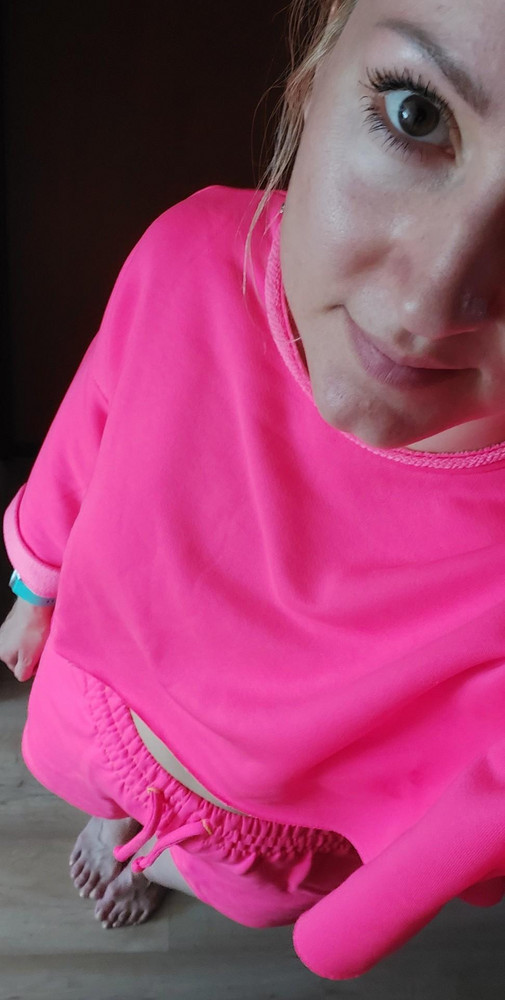 На мой 46й и рост 173 сел изумительно. Даже несмотря на то, что фигура не идеальная и есть животик. Украсил, хотя были сомнения-уж больно тощенькая модель на фото. Качество ткани отличное, наощупь шелковистая, петля с изнанки мягусенькая , пошив идеальный. Как я давно искала этот цвет. Домой летела счастливая