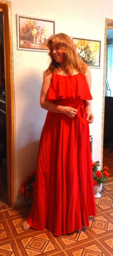 Платье исключительное — и длина, и цвет, и ткань, и исполнение. Надела — всё на месте и к месту: резинка, лямочки, разрез (можно подредактировать при желании). Летящий силуэт придает фигуре необычайно женственное звучание. Ткань не электризуется, не липнет, мягко  струится по телу (как пример привожу фото менее комфортного для жары синтетического вечернего платья из шифона). Новый сарафан гармоничен и безупречен. Я нашла то, что хотела, а поверьте искала много и долго. Это МОЁ платье — такое необыкновенное, волшебное! Будь я автором - дизайнером, я наверное назвала бы его "АССОЛЬ". Ах, где мои 16 лет... 
Спасибо!!!