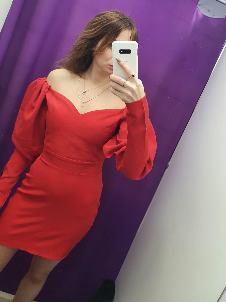 Расстроило качество материала, 4300 конечно не стоит, но а целом хорошо сидит,  мой размер xs, s сел в обтяг