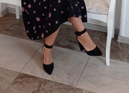 Немного маломерят. На узкую ногу. Смотрятся на ноге супер. Кто любит каблуки, рекомендую к покупке.