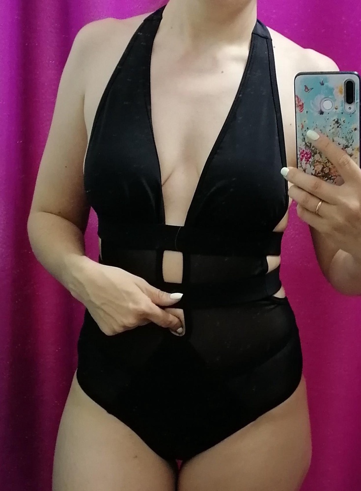 Делает из меня гусеницу, грудь либо большая стоячая, чтобы только соски прикрывало, либо маленькую, чтобы хорошо держалось. С моей тройки сползает. И нижний вырез  попадает на пупок, собственно его я и пытаюсь скрыть)