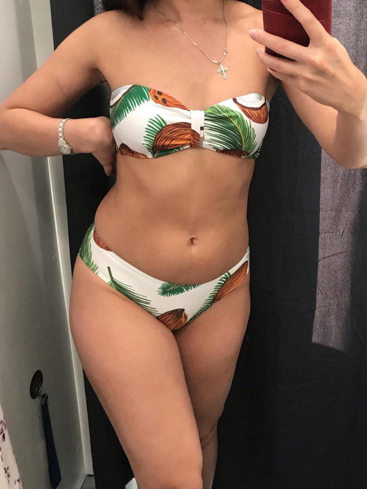 Купальник просто бомба! Рисунок четкий, насыщенный. Сам лиф из плотного, но при этом мягкого и эластичного материала. Купила в комплекте с плавками такой же расцветки. На параметры 85-65-95 подошли и лиф, и плавки размера S