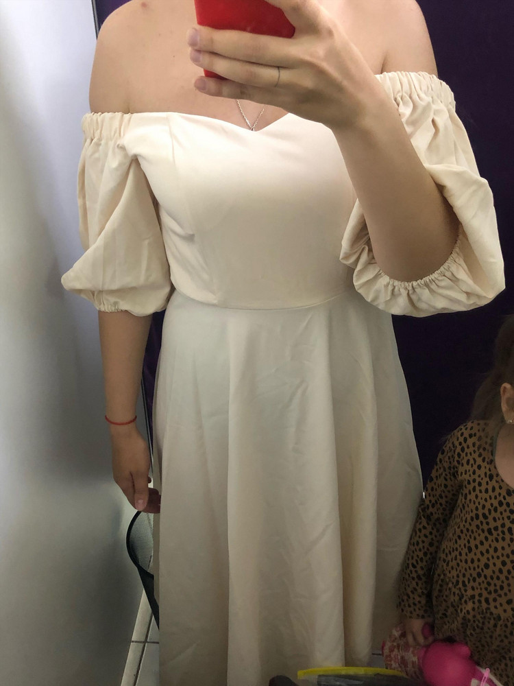 Я конечно очень извиняюсь, но ткань порядком просвечивает 😔Выбор в пользу другого платья