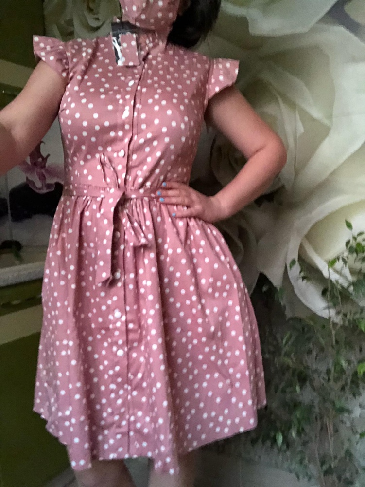 Платье соответствует размеру, цвету, описанию... но не высокому росту... На 174 см талия завышена и короткий подол (по колено, но не закрывает). Из-за этого снимаю звезду, было бы солиднее если талию опустить и сделать длину миди. А так, платье выглядит проще, халатного типа... Пуговицы порадовали- круглые на ножке. Маска прилагалась. Материал качественный хлопок с  эластаном. Цена приемлемая- 2156. 