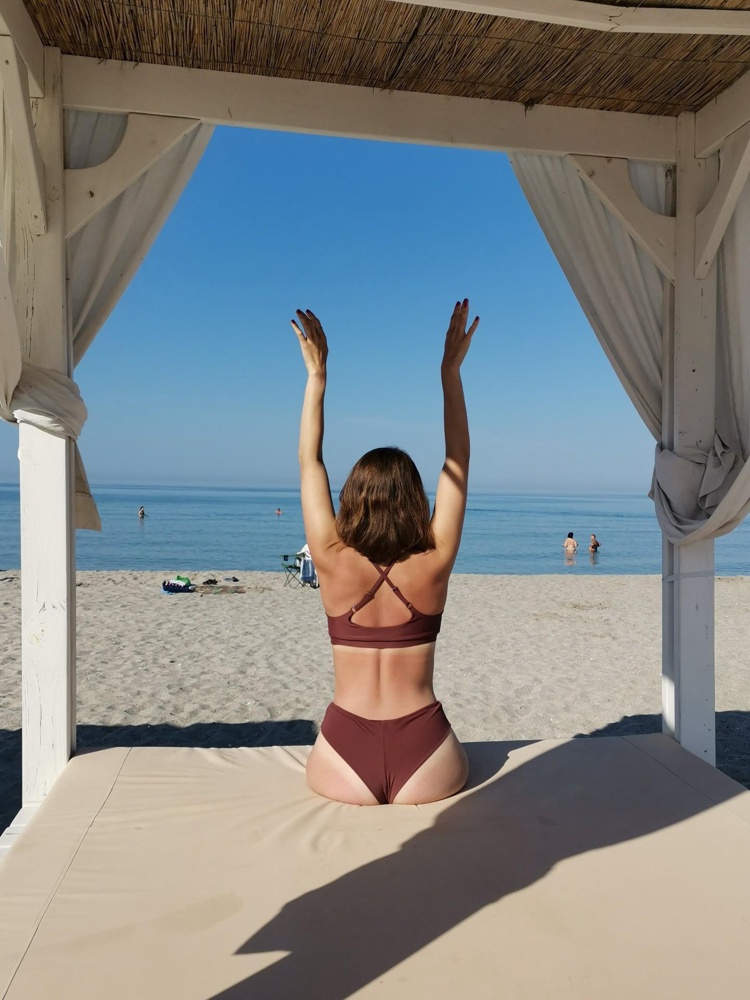 Коричневый был единственный вариант с верхом и низом моего размера в наличии, на 70D размер S C/D сел впритык, хотелось бы потуже под грудью (но это мои предпочтения), не рискнула бы взять больше размер (М), так как боюсь, что будет болтаться и не будет держать. Трусики на бедра 98 сели хорошо M-L.
Мне повезло купить неуловимый чёрный цвет комплектом в том же размере, как итог - на море сестра со мной постоянно менялись цветами. Купальники каждый день выгуливались, стирались в ручную, сохли бывало на солнце и ничего им не было. Аккуратно носила холщовую сумку, чтобы трением не поставить зацепок, что вполне естественно для такого материала, качеством довольна, как минимум конкретных цветов точно)
При первой стирке вода немного окрашивалась, это нормально, после активного отпуска состояние как новое)
Бретели прошиты сплошняком по внутренней стороне, они благодаря этому не вытягиваются в носке (+), но натирают (-).
P.S. На огромном крымском берегу встретила девушку в фиолетовом enjoy me!