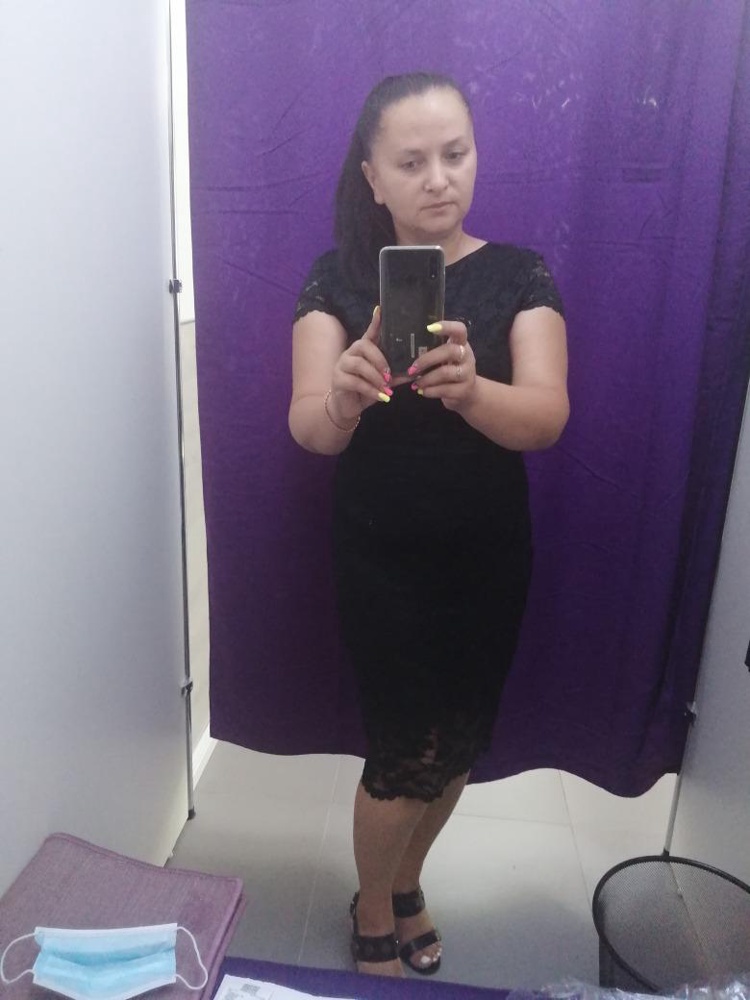 WildBerries, чмоки! Вы меня просто спасли! В магазинах ничего не подобрала толкового, но под рукой есть сайт! Заказала данное платье 48 размера, хотя ношу 46, но перестраховалась! Супер! Идеально подошло! Ткань лёгкая, тянется кружево красивое, выглядит достойно, именно такое, какое я и хотела, с высоким каблуком будет имеено то! Взяла со скидкой, и очень-очень довольна. Фото не очень, обещаю выложу с праздника! Рекомендую всем. 