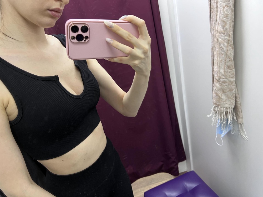 Качество хорошее. Лосины очень понравились, хорошо сидят. Поэтому думала взять. Но на топе что-то с тканью, или строчкой. Вырез на груди с одной стороны топорщится. И это видно визуально. Поэтому отказ. Брала размер S (такой и ношу), размеру соответсвует. 