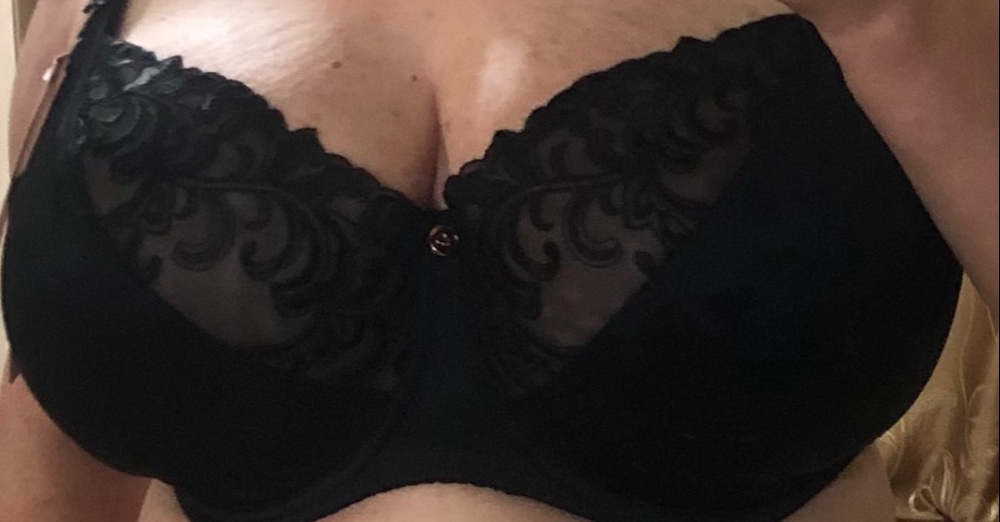 Качество очень хорошее. Сел как влитой. На теле не чувствуется, настолько удобная посадка.Рекомендую к покупке.