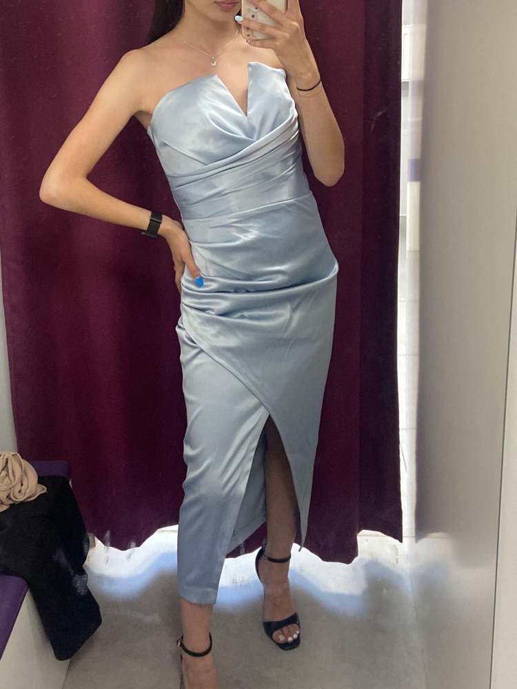 Платье: ожидание-реальность. На фото сморится красиво на Жене Бябиной (блогер), платье на ней облегающее, кажется, что низ тоже, но по факту он прямой, просто прямоугольник, смотрится некрасиво. Думаю, что на более высоких девушках будет красиво смотреться, мой рост 164. На мне сегодня была будто штора. S-ка большевата в груди и в талии, в бёдрах мне отлично. Мои данные 88/66/89. Рукава огромные, но предполагаю, что у меня просто худые руки)))) платье красивое, но не на всех 