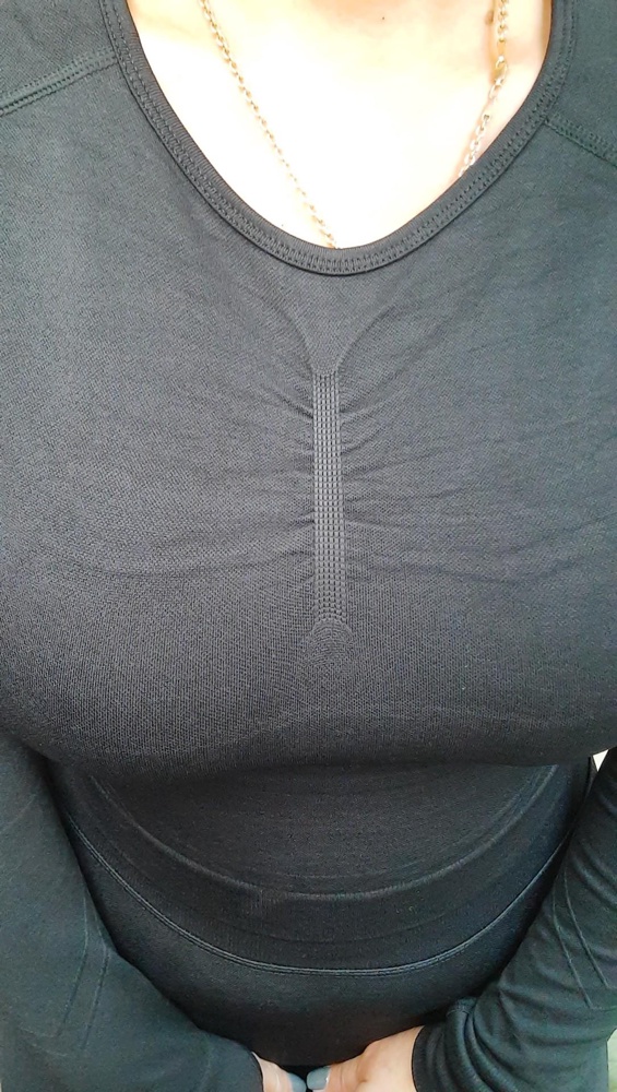 Это не костюм для фитнеса, а прям Белье какое то!!! Не знаю откуда отзывы "бомба, огонь, класс" это блин утягивающее корректирующее белье 🤦🏼‍♀️ я маме такое беру. Материал, сам дизайн - один в один. Выглядят как колготки 120ден с рисунком. В зал идти в колготках? 😅🙈 "Штаны" под грудь (правая рука на фото) кофта до талии (левая рука на фото) - бельё прям, один в один!!! Ношу 44-46, взяла М, верх свободный ж*пка сами видите 🤦🏼‍♀️ Ценник почти 3000р Камон, ребята, это прям дурка!!!