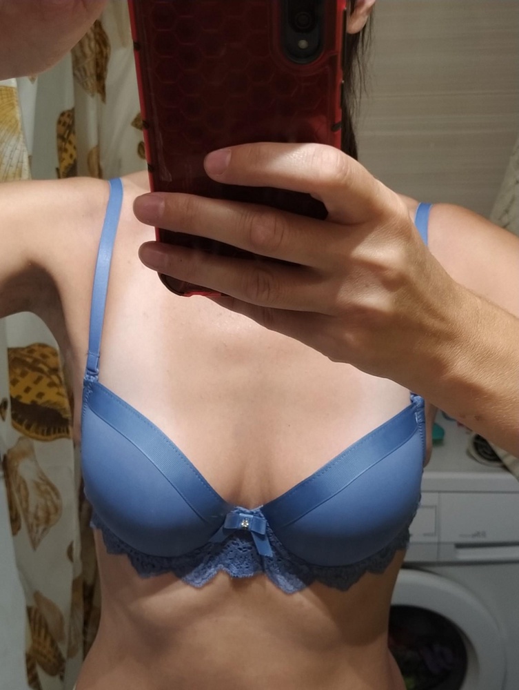 ОГ 90, под грудью 80.  75А сидит идеально, под грудью тоже не давит. Сам по себе очень красивый, приятная, шелковистая ткань на чашечках.