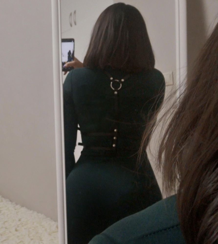 Выглядит классно, подходит к блузке, платью и даже футболке, мне понравилось