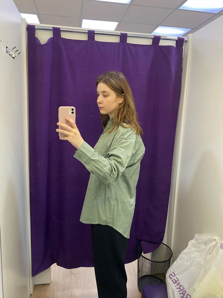 Мне показалось что цвет не соответствует тому,что на модели(на 3 фото камера лучше всего передала цвет).В остальном рубашка хорошая,сидит оверсайз,не супер плотная.