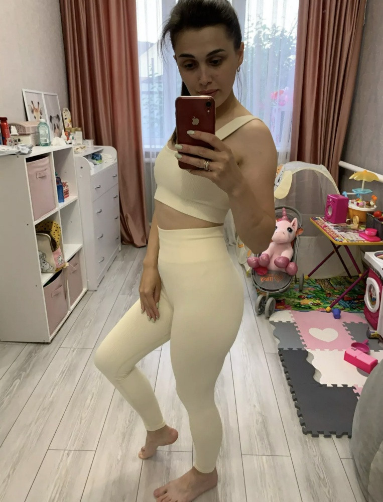 Отличный костюм, достаточно комфортный и приятный в носке, цвет молочный, размер сел хорошо))