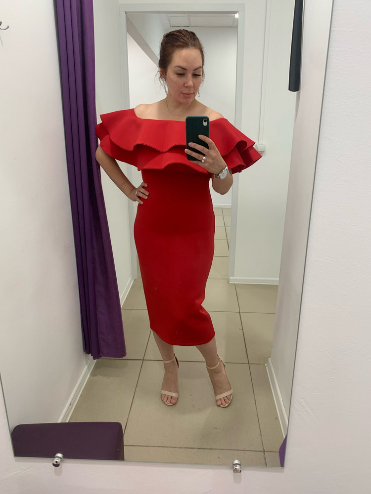 Восторг! Заказала 2х разных цветов, остановилось на красном! Материал напоминает неопрен, шикарно держит форму и моделирует фигуру. Нисколько не пожалела, что выбрала именно его! Просто 10 из 10.