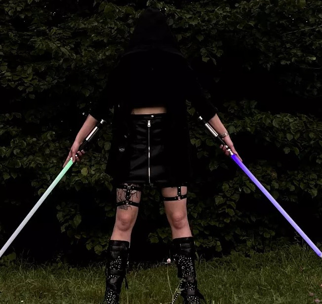 Выглядит не плохо,но качество отстой,я конечно понимаю что можно ожидать за такие деньги но я померяла один раз,даже не ходила в ней,а у нее полопались резинки,я не толстая и даже не полная,так что будьте аккуратны,мне для фотосета пришлось их самой перешивать