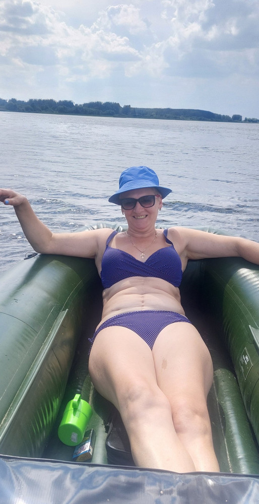 Отличный мои параметры ОГ102, ОТ88, ОБ102, очень удобный и качество хорошее, не тянется когда мокрый,что очень порадовало ,спасибо.